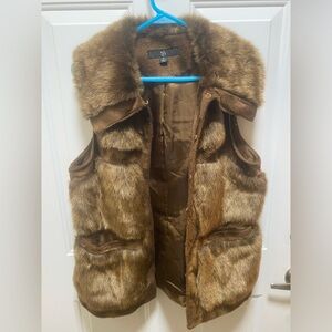 Luxurious R&Z Layered Faux Fur Vest with Wide Shawl Collar, Size M